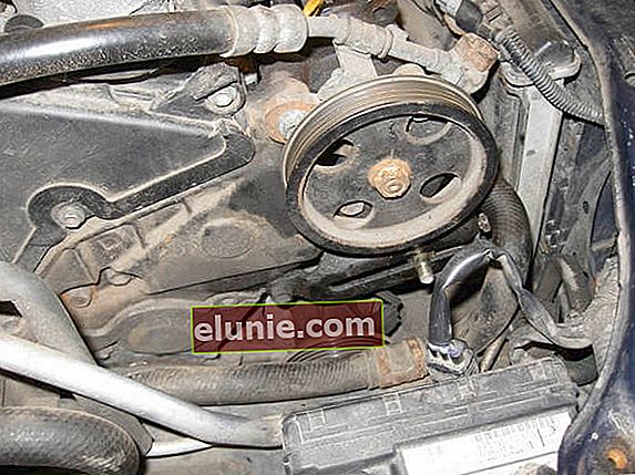 Rimozione della puleggia in PU sul motore Toyota 1CD-FTV