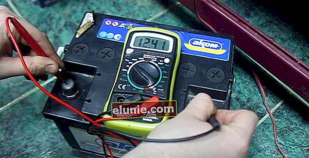 De batterij controleren met een voltmeter