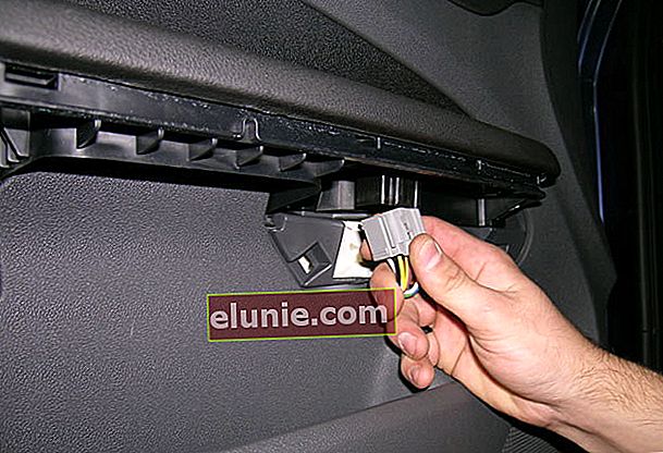 desconectando el conector de la puerta delantera del Ford Focus 2