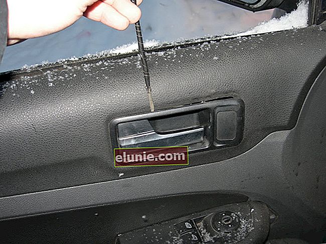 Retirar la moldura de la manija de la puerta delantera Ford Focus 2