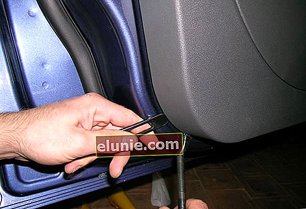 Rimozione del rivestimento della porta anteriore Ford Focus 2