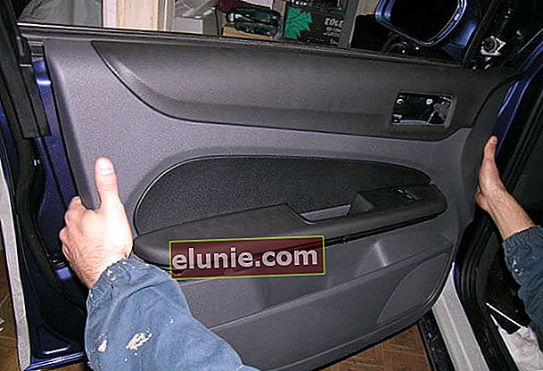 installazione del rivestimento della porta Ford Focus 2