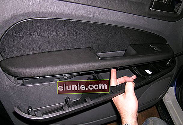 Rimozione del bracciolo della porta anteriore Ford Focus 2