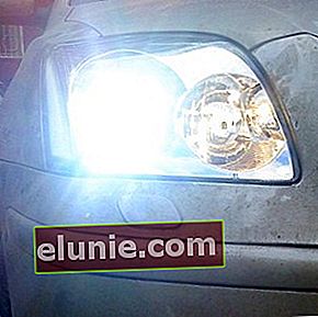 Gloeilampen in de koplamp Avensis T250 vervangen